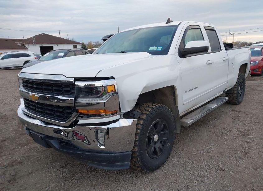 Photo 2 of 2018 Chevrolet Silverado 1500 1LT (VIN 1GCVKREC6JZ230937)