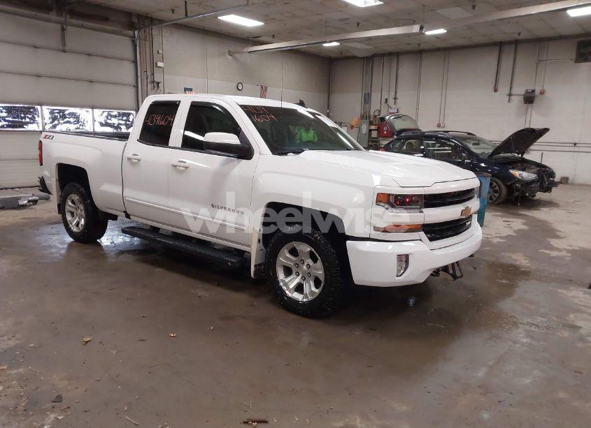 2018 Chevrolet Silverado 1500 2LT (VIN 1GCVKREC6JZ239038) main photo