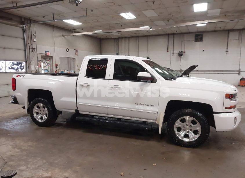 Photo 14 of 2018 Chevrolet Silverado 1500 2LT (VIN 1GCVKREC6JZ239038)
