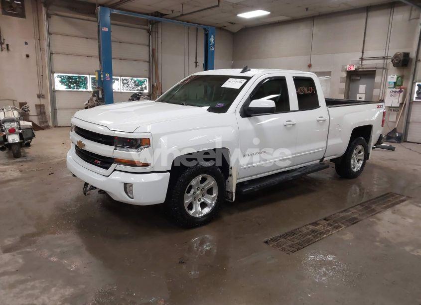 Photo 2 of 2018 Chevrolet Silverado 1500 2LT (VIN 1GCVKREC6JZ239038)