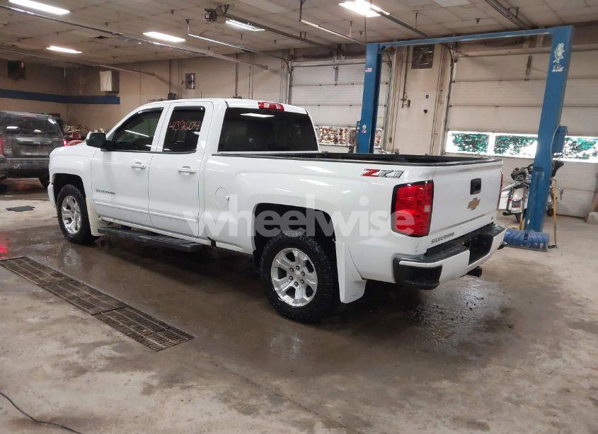 Photo 3 of 2018 Chevrolet Silverado 1500 2LT (VIN 1GCVKREC6JZ239038)