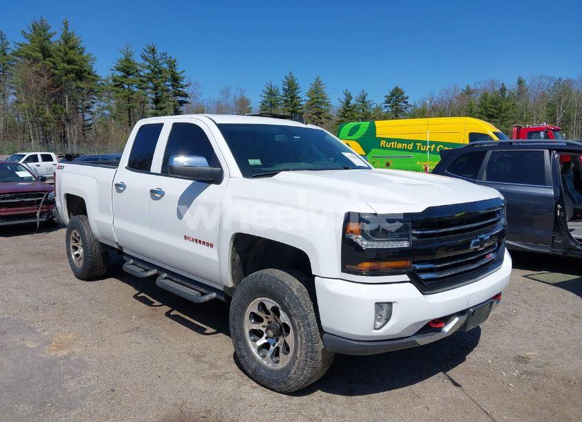 2017 Chevrolet Silverado 1500 2LT (VIN 1GCVKREC7HZ372689) main photo
