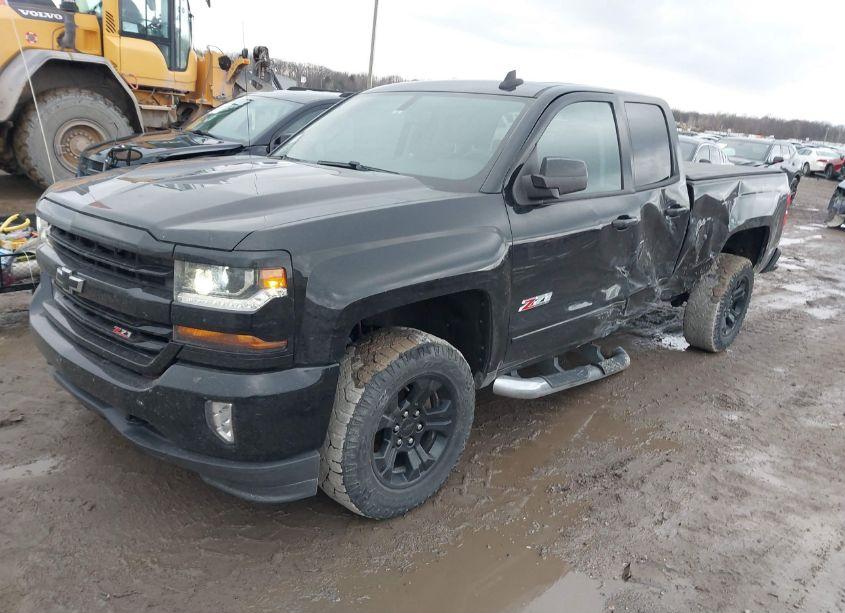 Photo 2 of 2018 Chevrolet Silverado 1500 2LT (VIN 1GCVKREC7JZ121502)