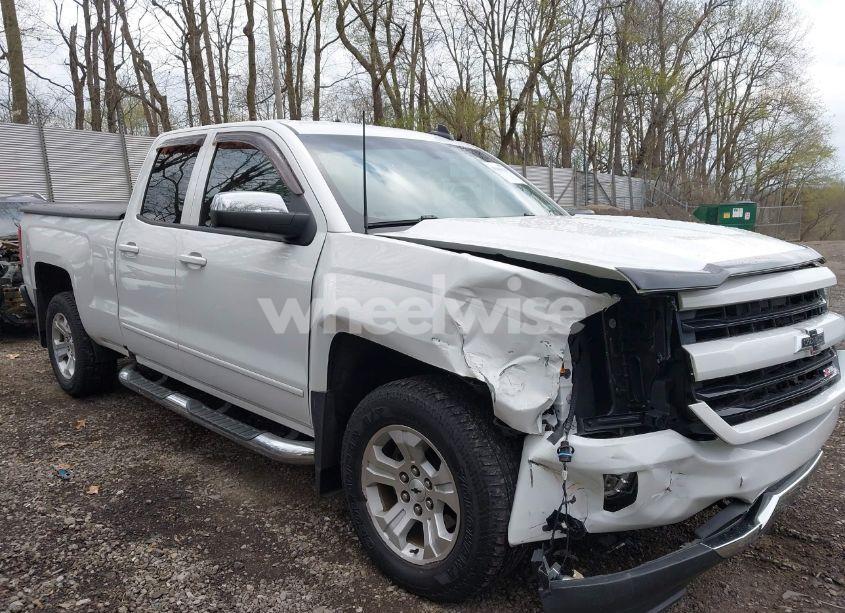 2018 Chevrolet Silverado 1500 2LT (VIN 1GCVKREC7JZ173440) main photo