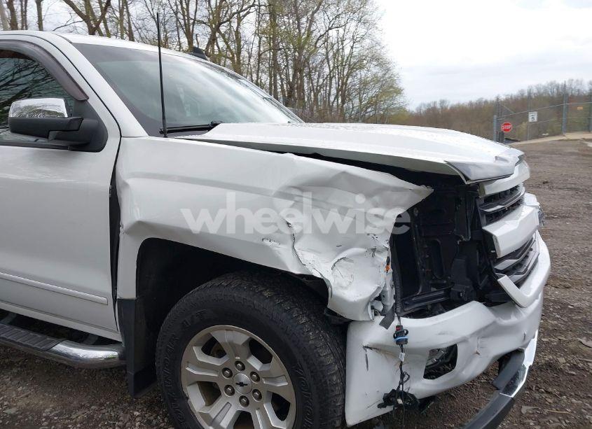 Photo 12 of 2018 Chevrolet Silverado 1500 2LT (VIN 1GCVKREC7JZ173440)