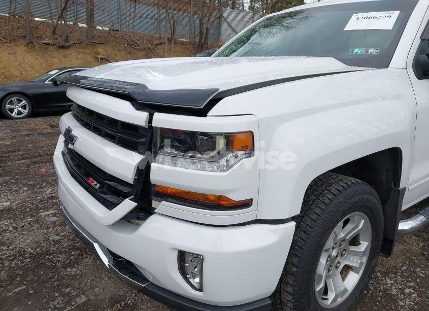 Photo 18 of 2018 Chevrolet Silverado 1500 2LT (VIN 1GCVKREC7JZ173440)