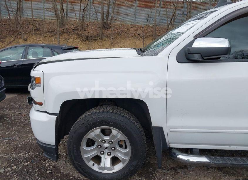 Photo 19 of 2018 Chevrolet Silverado 1500 2LT (VIN 1GCVKREC7JZ173440)