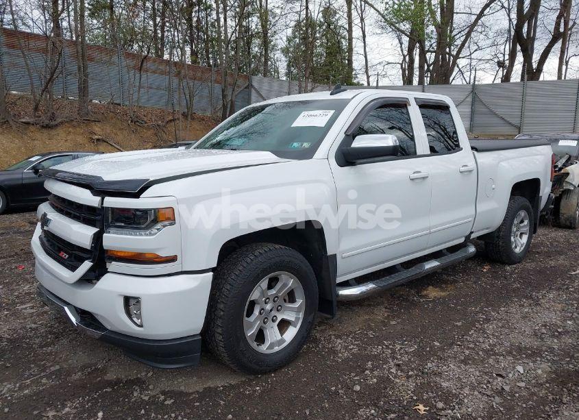 Photo 2 of 2018 Chevrolet Silverado 1500 2LT (VIN 1GCVKREC7JZ173440)
