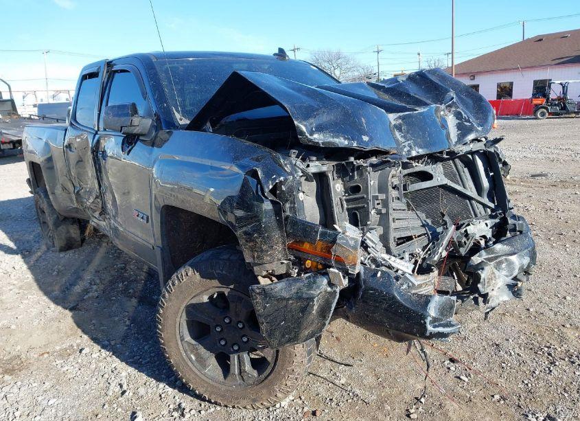 2018 Chevrolet Silverado 1500 2LT (VIN 1GCVKREC7JZ179559) main photo