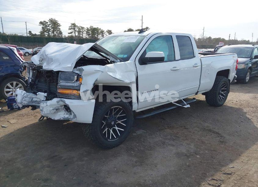 Photo 2 of 2018 Chevrolet Silverado 1500 2LT (VIN 1GCVKREC7JZ264840)
