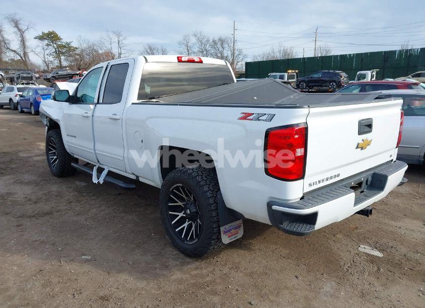 Photo 3 of 2018 Chevrolet Silverado 1500 2LT (VIN 1GCVKREC7JZ264840)