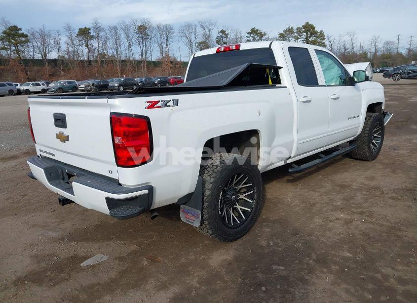 Photo 4 of 2018 Chevrolet Silverado 1500 2LT (VIN 1GCVKREC7JZ264840)