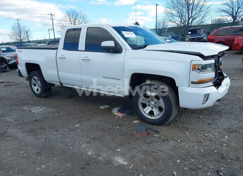 2017 Chevrolet Silverado 1500 2LT (VIN 1GCVKREC8HZ167723) main photo