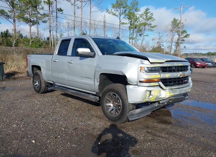 2017 Chevrolet Silverado 1500 2LT (VIN 1GCVKREC8HZ306670) main photo