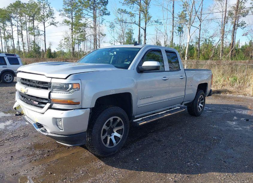 Photo 2 of 2017 Chevrolet Silverado 1500 2LT (VIN 1GCVKREC8HZ306670)