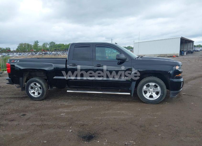 Photo 13 of 2018 Chevrolet Silverado 1500 2LT (VIN 1GCVKREC8JZ300535)