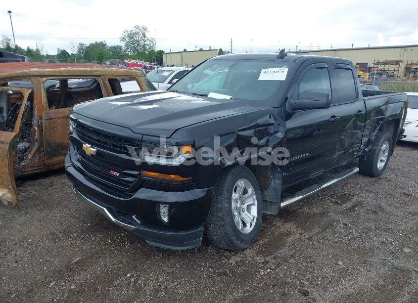 Photo 2 of 2018 Chevrolet Silverado 1500 2LT (VIN 1GCVKREC8JZ300535)