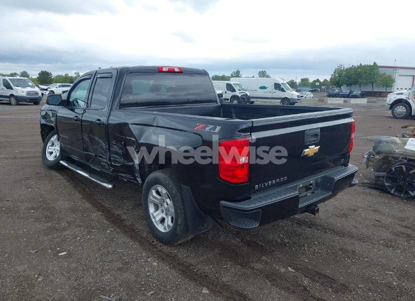 Photo 3 of 2018 Chevrolet Silverado 1500 2LT (VIN 1GCVKREC8JZ300535)