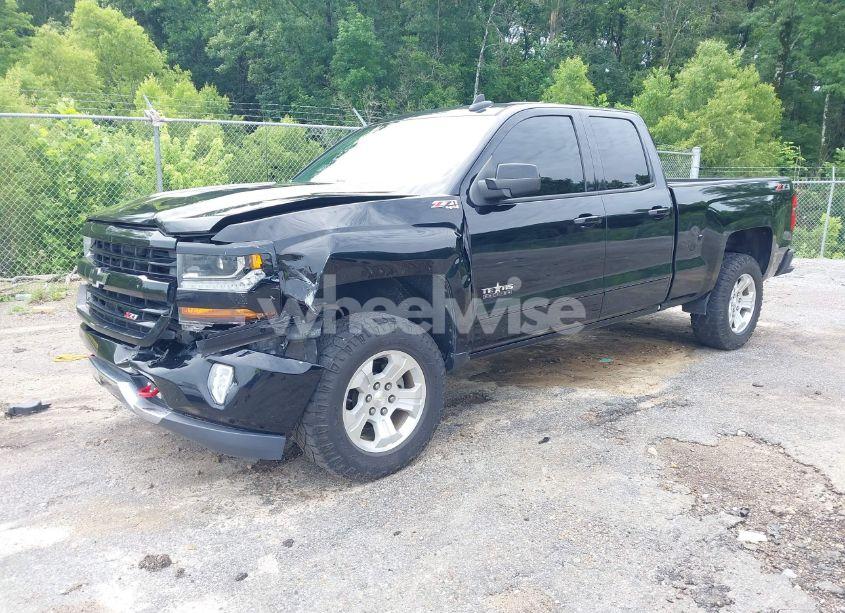 Photo 2 of 2018 Chevrolet Silverado 1500 2LT (VIN 1GCVKREC9JZ113420)