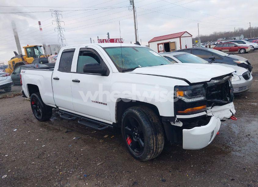 2018 Chevrolet Silverado 1500 2LT (VIN 1GCVKREC9JZ119203) main photo