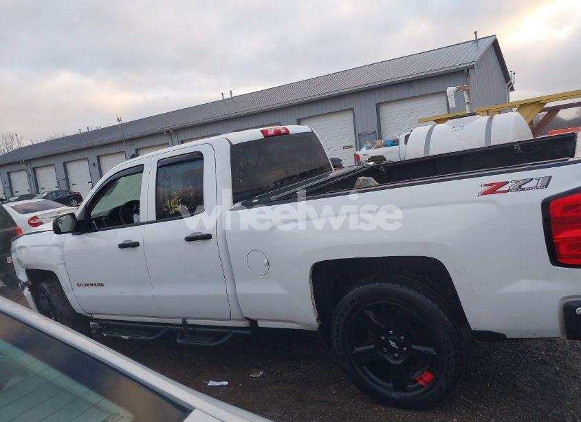 Photo 14 of 2018 Chevrolet Silverado 1500 2LT (VIN 1GCVKREC9JZ119203)