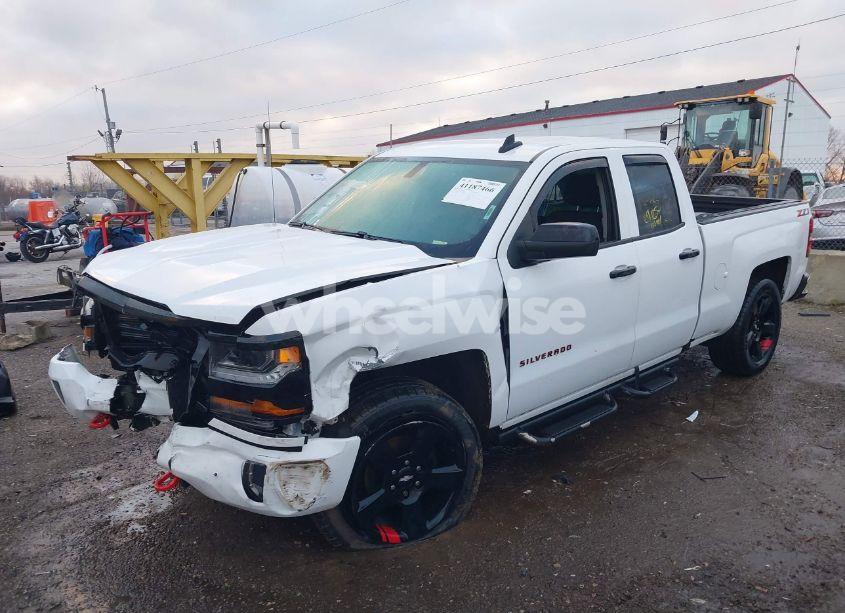 Photo 2 of 2018 Chevrolet Silverado 1500 2LT (VIN 1GCVKREC9JZ119203)