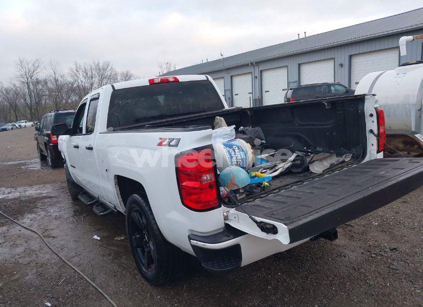 Photo 3 of 2018 Chevrolet Silverado 1500 2LT (VIN 1GCVKREC9JZ119203)