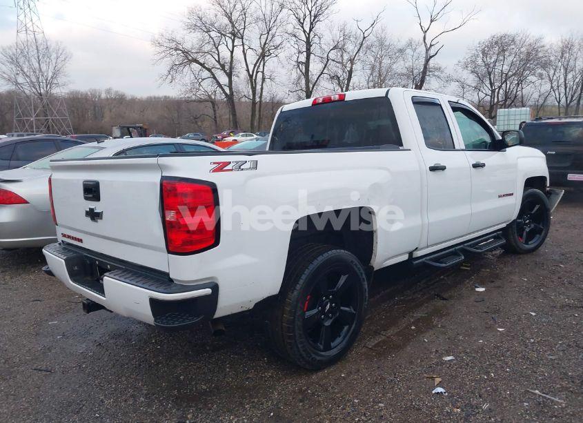 Photo 4 of 2018 Chevrolet Silverado 1500 2LT (VIN 1GCVKREC9JZ119203)