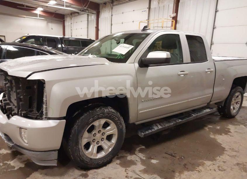 Photo 2 of 2018 Chevrolet Silverado 1500 2LT (VIN 1GCVKREC9JZ166554)