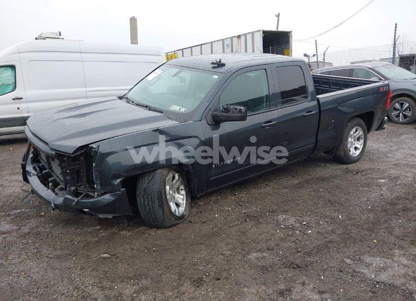 Photo 2 of 2018 Chevrolet Silverado 1500 2LT (VIN 1GCVKREC9JZ200573)