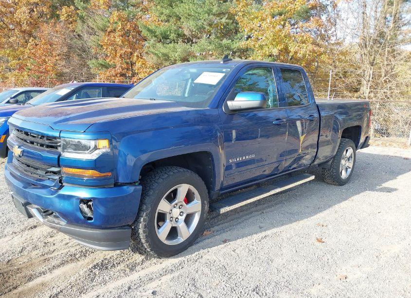 Photo 2 of 2018 Chevrolet Silverado 1500 2LT (VIN 1GCVKREC9JZ208933)