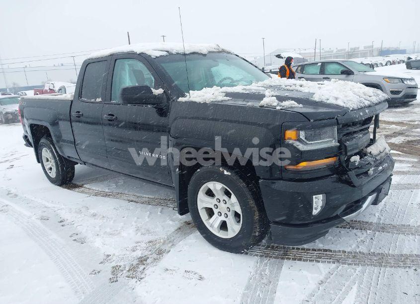 2018 Chevrolet Silverado 1500 2LT (VIN 1GCVKREC9JZ277136) main photo
