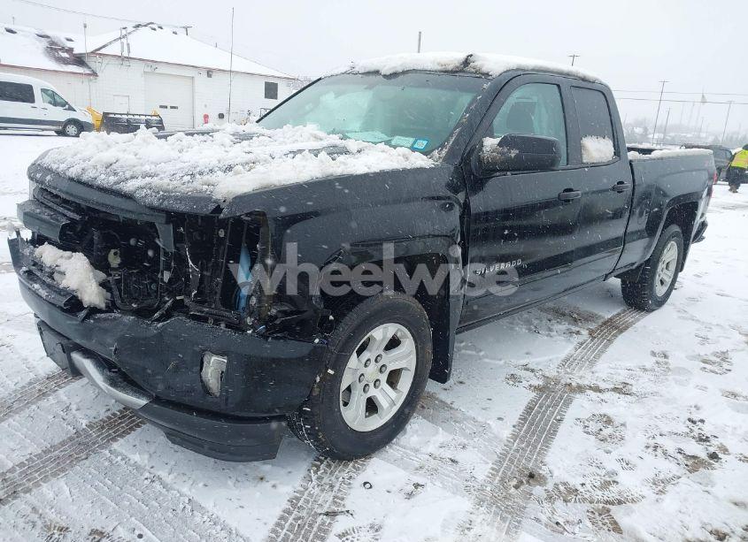 Photo 2 of 2018 Chevrolet Silverado 1500 2LT (VIN 1GCVKREC9JZ277136)