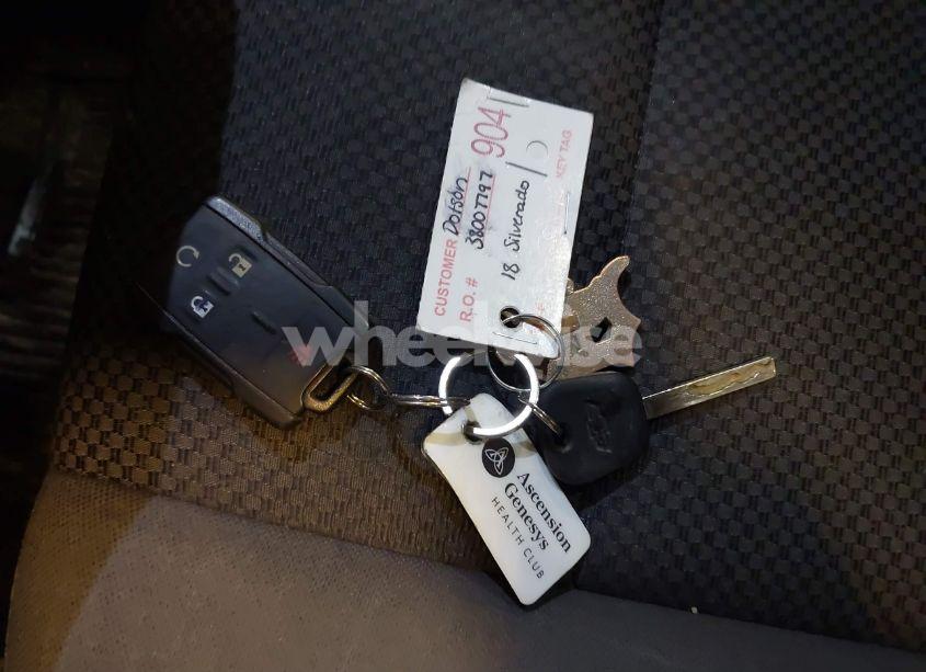 Photo 11 of 2018 Chevrolet Silverado 1500 2LT (VIN 1GCVKRECXJZ107240)