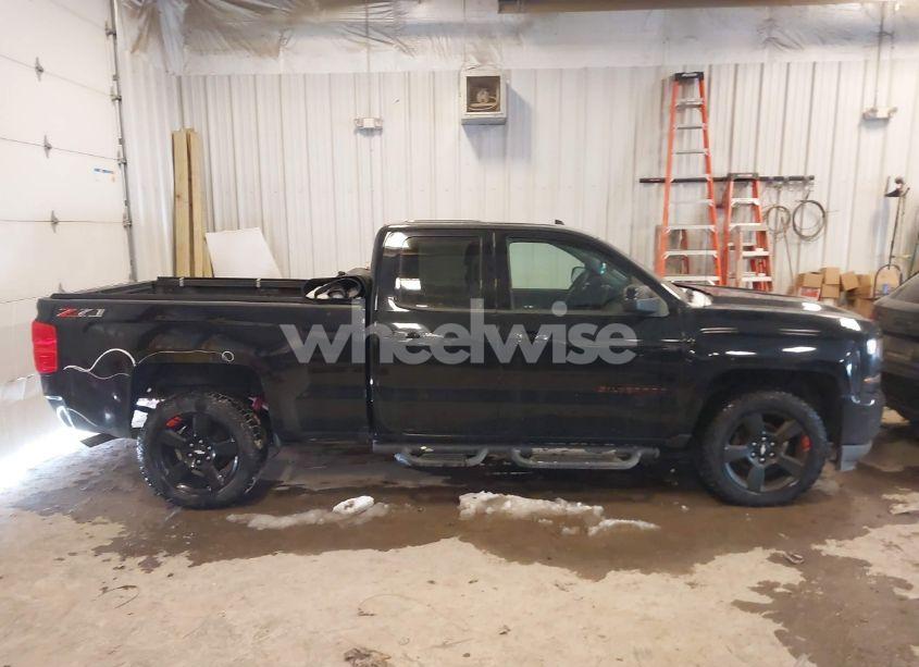 Photo 13 of 2018 Chevrolet Silverado 1500 2LT (VIN 1GCVKRECXJZ107240)