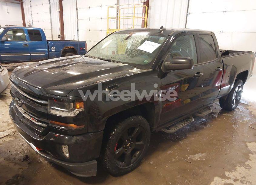 Photo 2 of 2018 Chevrolet Silverado 1500 2LT (VIN 1GCVKRECXJZ107240)
