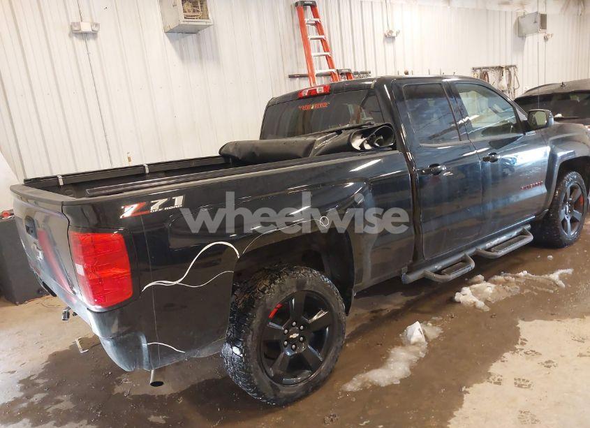 Photo 4 of 2018 Chevrolet Silverado 1500 2LT (VIN 1GCVKRECXJZ107240)