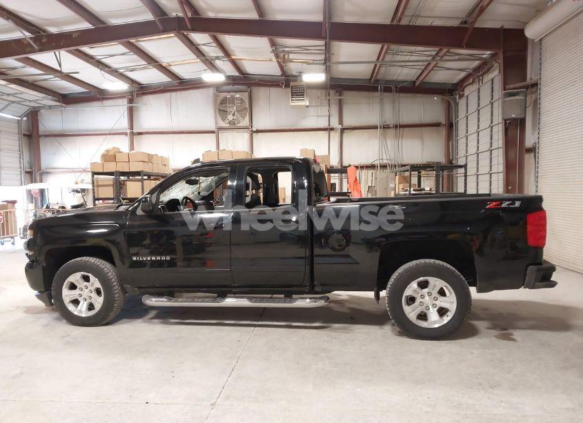 Photo 14 of 2018 Chevrolet Silverado 1500 2LT (VIN 1GCVKRECXJZ110963)