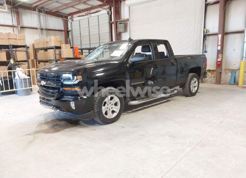 Photo 2 of 2018 Chevrolet Silverado 1500 2LT (VIN 1GCVKRECXJZ110963)