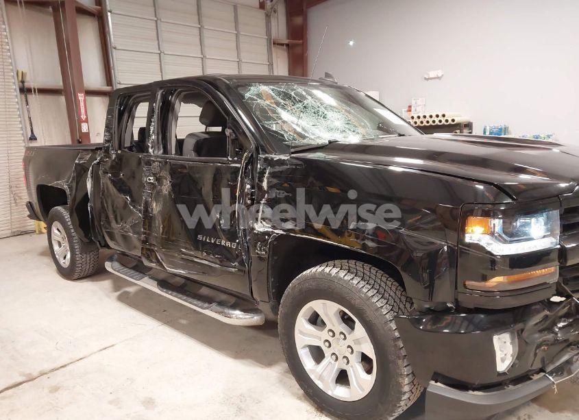 Photo 20 of 2018 Chevrolet Silverado 1500 2LT (VIN 1GCVKRECXJZ110963)