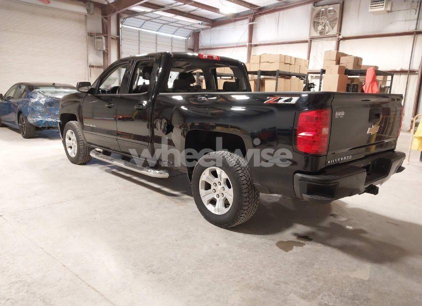 Photo 3 of 2018 Chevrolet Silverado 1500 2LT (VIN 1GCVKRECXJZ110963)