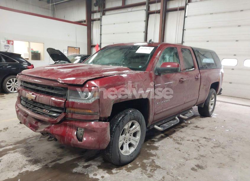Photo 2 of 2018 Chevrolet Silverado 1500 2LT (VIN 1GCVKRECXJZ177420)