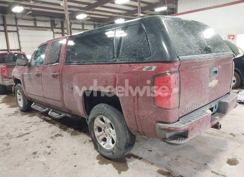 Photo 3 of 2018 Chevrolet Silverado 1500 2LT (VIN 1GCVKRECXJZ177420)