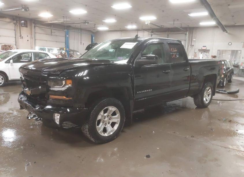 Photo 2 of 2018 Chevrolet Silverado 1500 2LT (VIN 1GCVKRECXJZ271118)