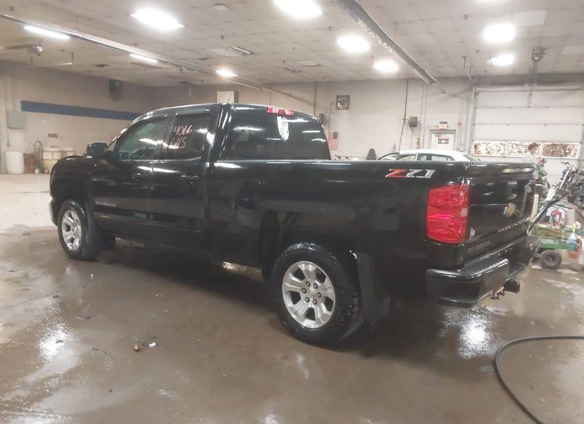 Photo 3 of 2018 Chevrolet Silverado 1500 2LT (VIN 1GCVKRECXJZ271118)