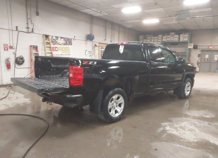 Photo 4 of 2018 Chevrolet Silverado 1500 2LT (VIN 1GCVKRECXJZ271118)