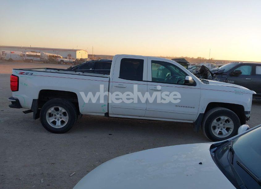 Photo 14 of 2018 Chevrolet Silverado 1500 2LT (VIN 1GCVKRECXJZ328014)