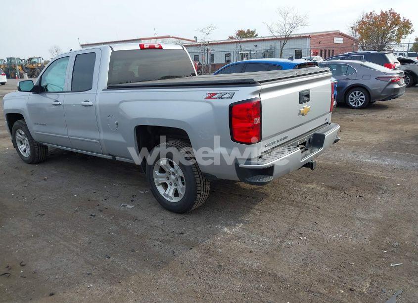 Photo 3 of 2018 Chevrolet Silverado 1500 2LT (VIN 1GCVKREH9JZ362330)