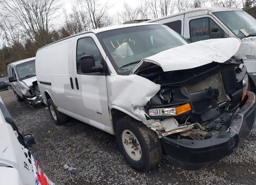 2017 Chevrolet Express 2500 WORK VAN (VIN 1GCWGAF17H1328002) main photo
