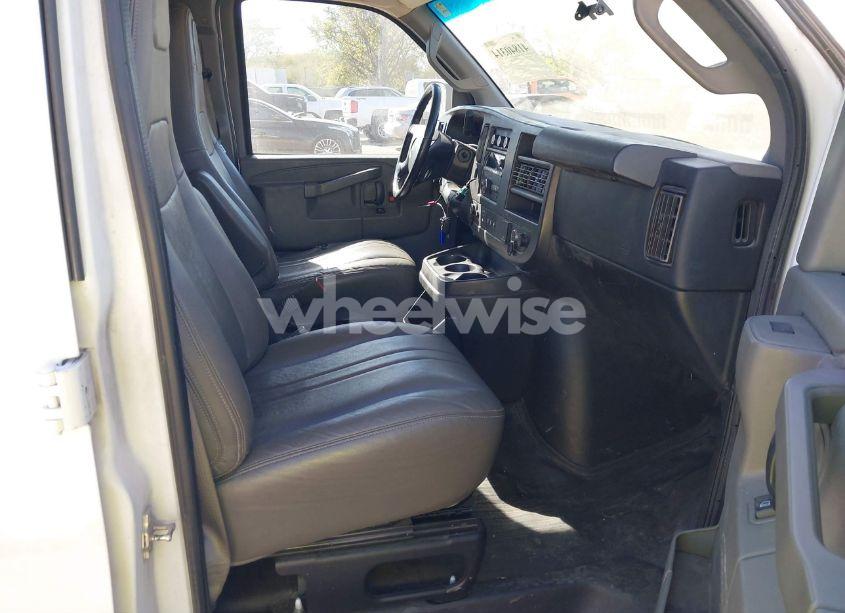 2017 Chevrolet Express 2500 WORK VAN (VIN 1GCWGAFF0H1142197) main photo